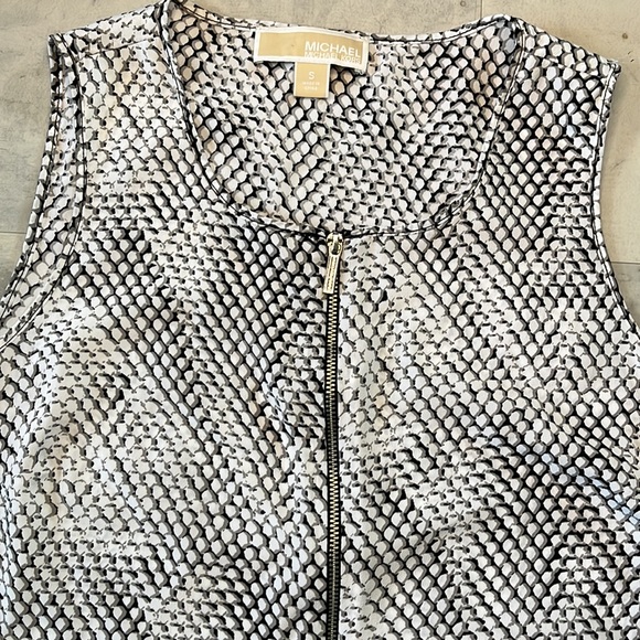 Michael Kors  NWOT   Abstract print blouse scoopneck      Sleeveless      Size S - Picture 2 of 13